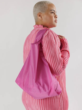 BAGGU Sac Réutilisable Standard - Rose, qui mesure 25 ½ “x 15 ½” x 6 “. Vendu à Montréal.