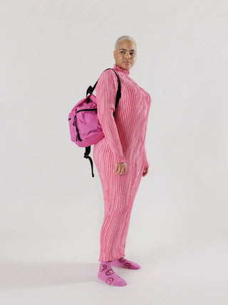 BAGGU Backpack de Sport - Extra Rose, avec deux poches extérieures zippées. Vendu à Montréal.