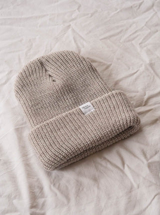 Tuque Oatmeal Mimi & August, bonnet gris clair unisexe, fabriqué aux Etats Unis.