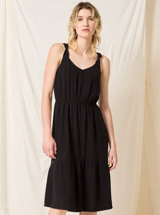 Robe Rubia Cokluch, robe noire avec nœuds sur les bretelles et volant sur le bas. Fait localement à Montréal, Québec. 