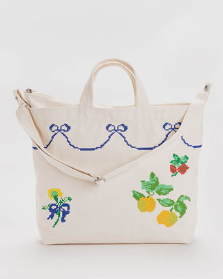 BAGGU Sac Horizontal Zip Duck, sac avec une sangle réglable et qui mesure 12 ½" × 17" × 4 ¼". Vendu à Montréal.