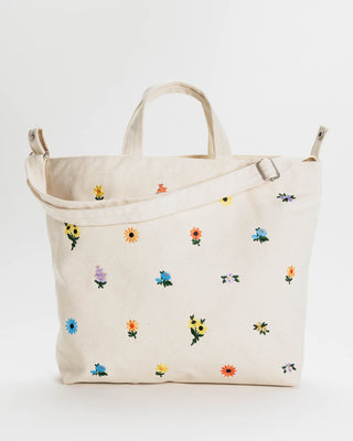 BAGGU Sac Horizontal Zip Duck, sac avec une sangle réglable et qui mesure 12 ½" × 17" × 4 ¼". Vendu à Montréal.