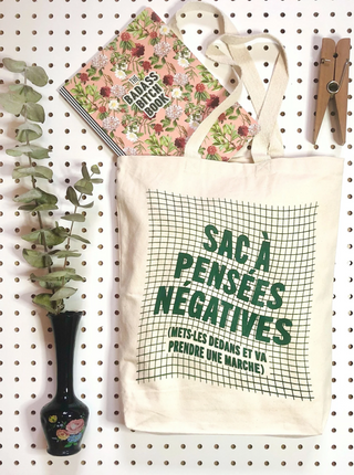 Sac fourre-tout inscrit: sac à pensées négatives ( mets-les dedans et va prendre une marche). Parfait idée cadeau pour femme. 