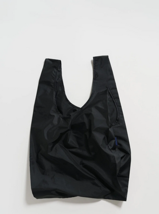 BAGGU Sac Réutilisable Standard - Noir, qui mesure 25 ½ “x 15 ½” x 6 “. Vendu à Montréal.