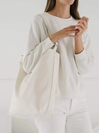 BAGGU Sac Duck- Naturel, sac fourre tout blanc cassé simple. Vendu à Montréal.
